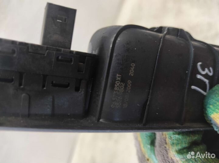 Кнопка стеклоподъемника задняя правая Peugeot 308