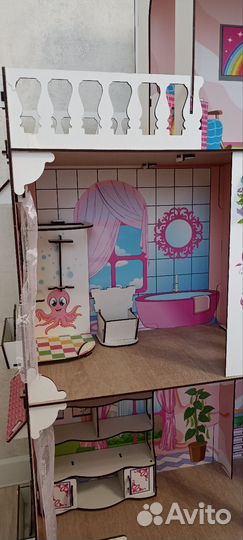 Большой кукольный домик с мебелью