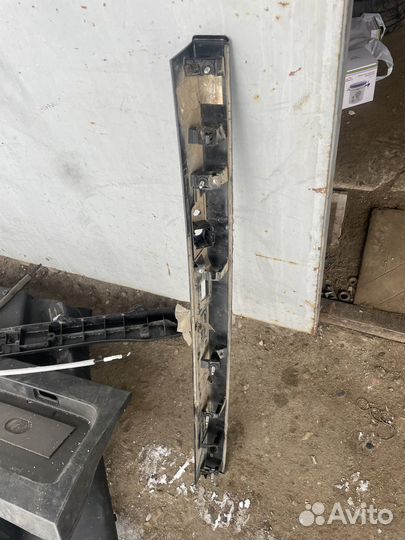 Накладка крышки багажника Land Rover Discovery 5