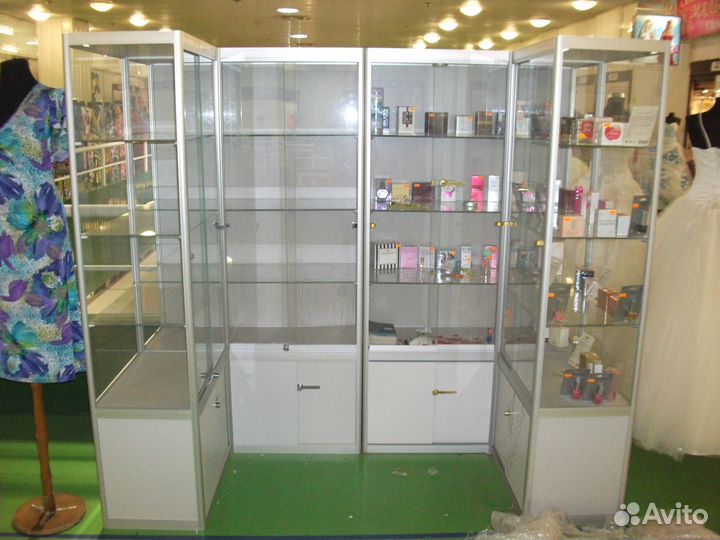 Пристенные витрины для косметики