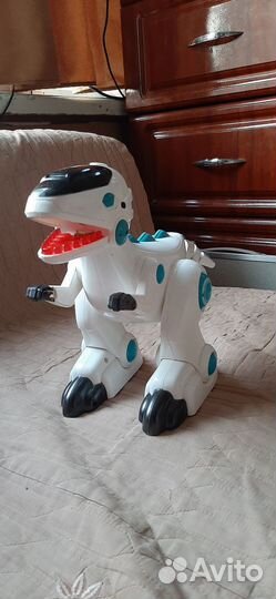 Динозавр на пульте управления