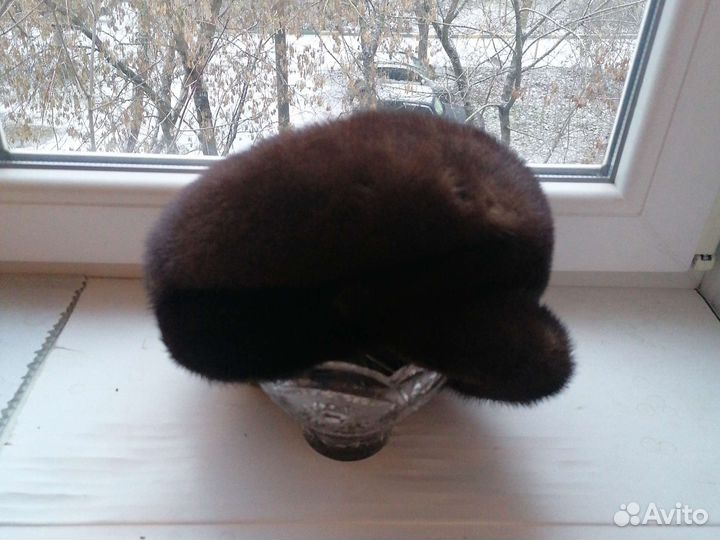 Берет женский норковый с небольшим козырьком