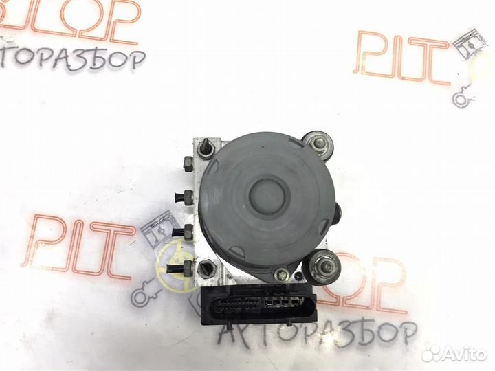 Блок ABS под капотом Nissan Qashqai (J10) 2006