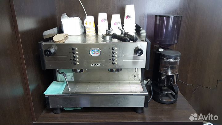 Кофемашина и кофемолка для кофейни