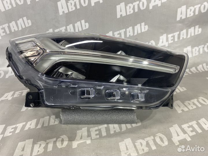 Фара правая Volvo XC40 (17-22) LED 32133578