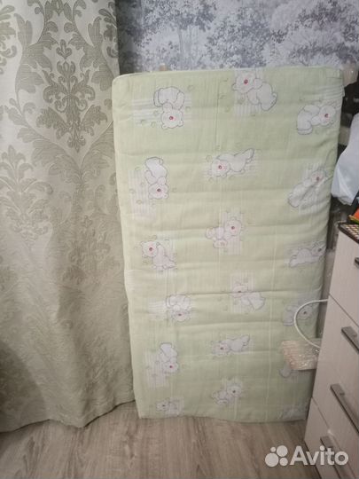 Детская кроватка с маятником