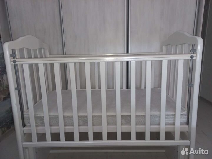 Детская кроватка с универсальным маятником