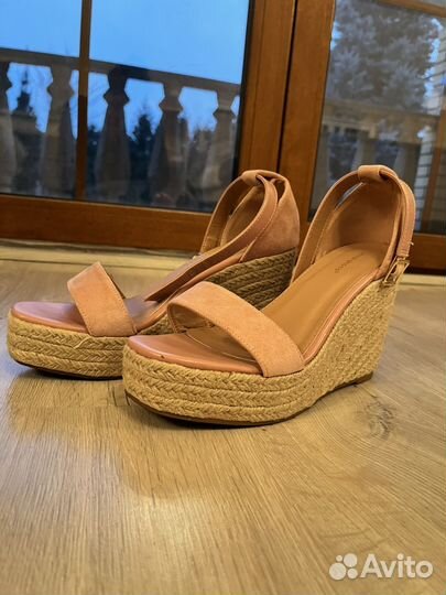 Босоножки летние на танкетке