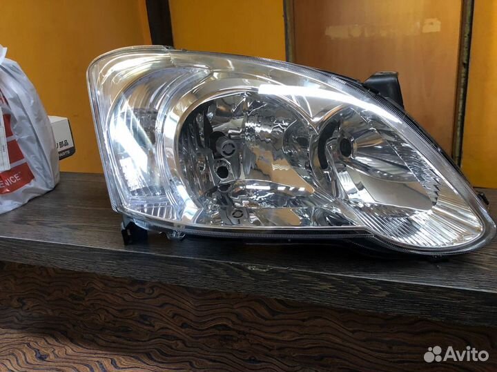 Фара передняя правая и левая Toyota Corolla 120 HB