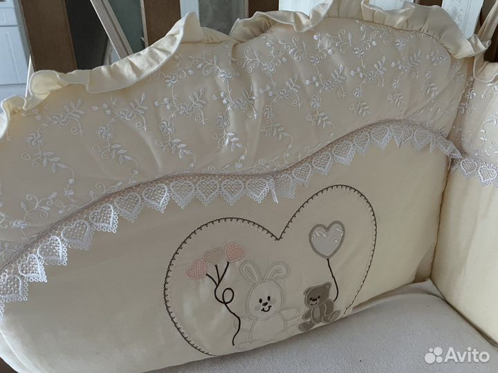 Детская кроватка с маятником