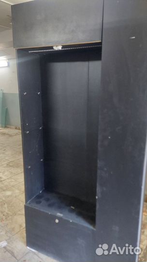 Стеллаж со стеклянными дверцами и полками