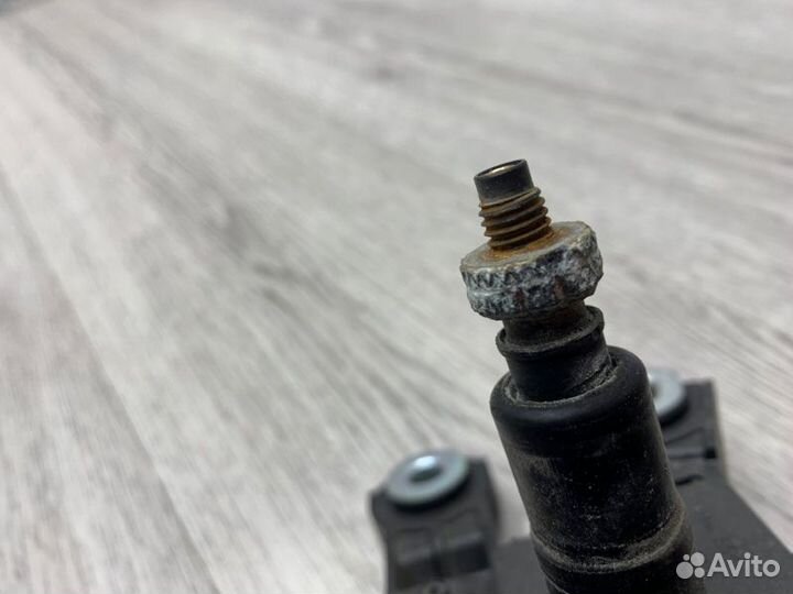 Моторчик стеклоочистителя задний Volkswagen Passat