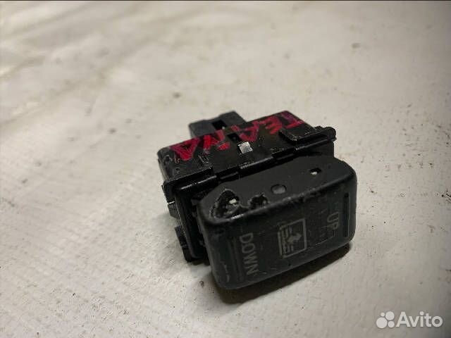 Кнопка шторки 253887Y000 Nissan Teana