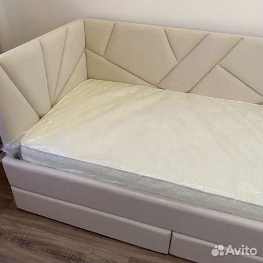 Кровать для ребенка подростка мягкая со спинками
