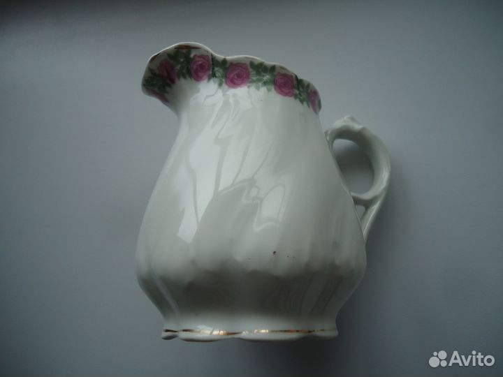 Фарфоровые молочник и тарелка