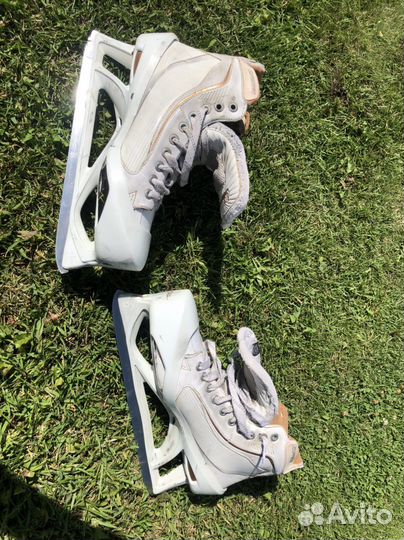 Наколенники, коньки, клюшки