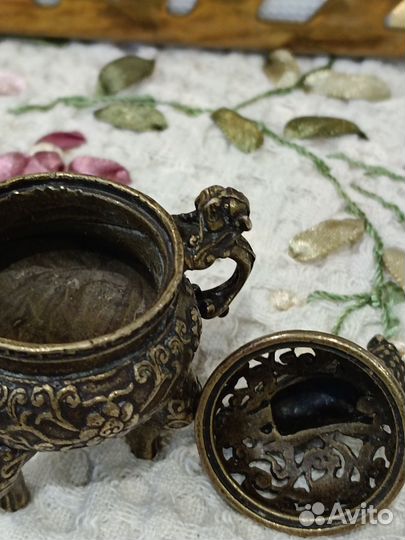 Носорог литой,целый