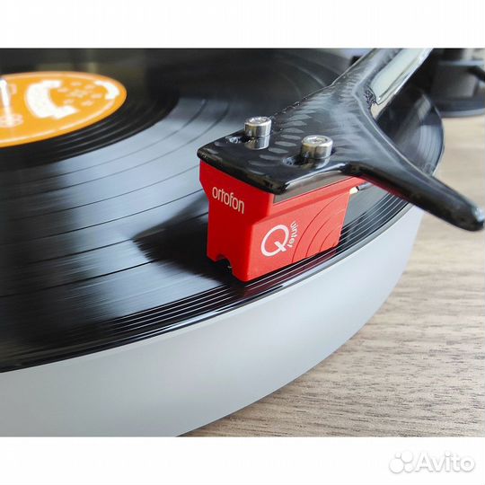 Pro-Ject X2 B с картриджем Quintet Red