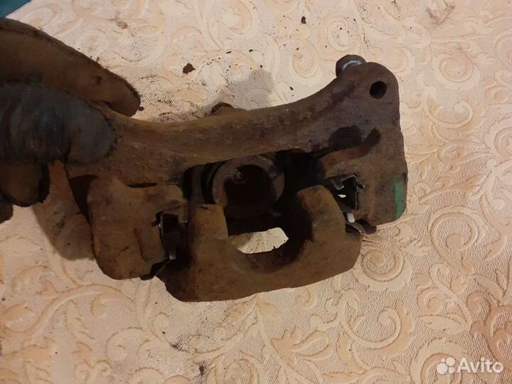 Тойота Хайлэндер 2005г., суппорт тормозной левый