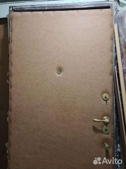 Дверь входная металлическая (торг уместен)
