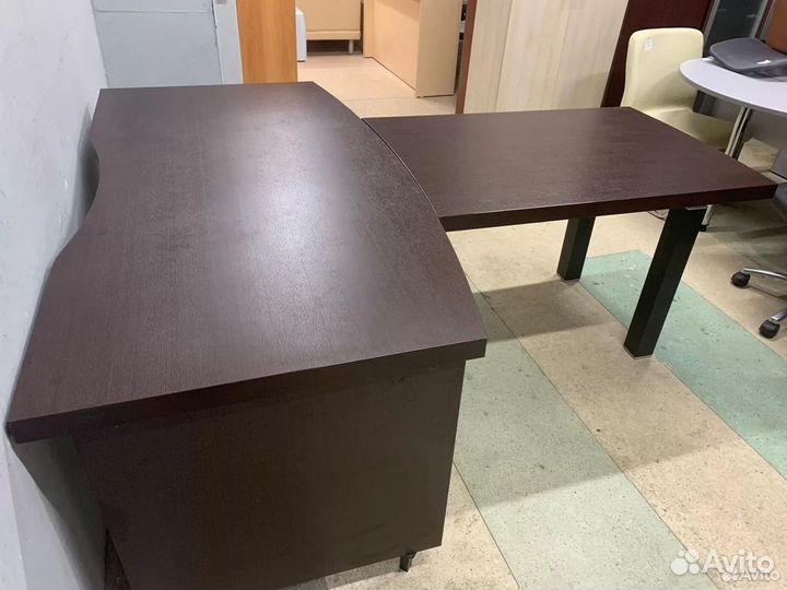 Стол офисный с брифингом