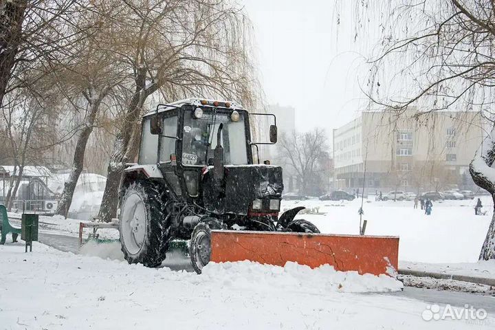 Чистка снега трактором