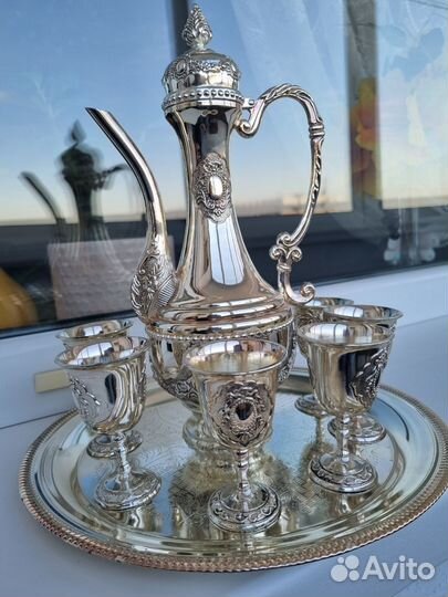 Графин с рюмками на подносе