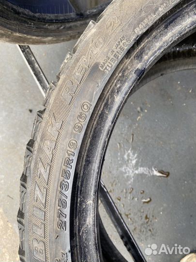 Bridgestone Blizzak Revo2 275/35 R19