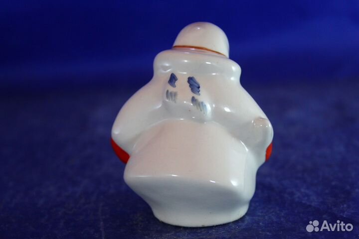 Балбес Фарфоровая статуэтка миниатюра На катке