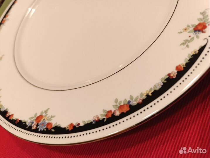 Блюдо. Тарелочка с золотой каёмочкой :)