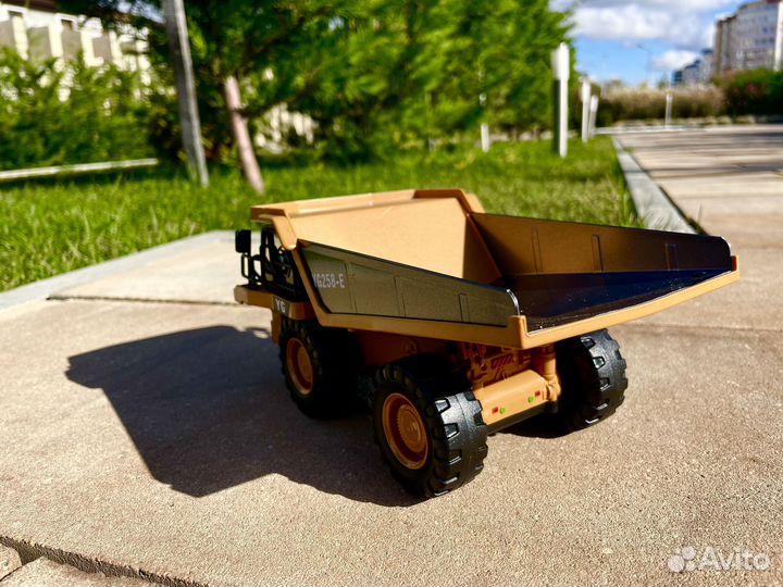 Самосвал на пульте радиоуправления