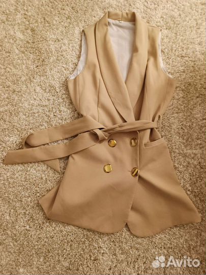Бежевый жилет с поясом (размер L)