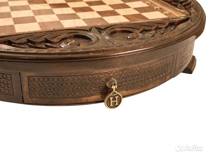 Шахматы резные в ларце 