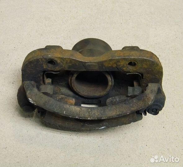 Суппорт передний правый Nissan Primera P10