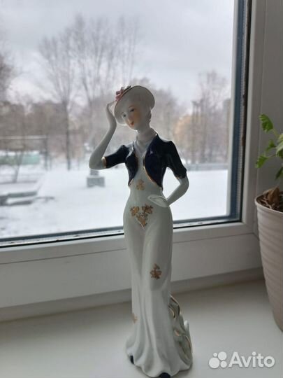 Фарфоровая статуэтка большая