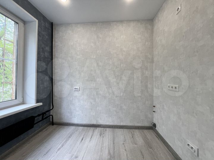 Доля в 3-к. квартире, 10 м², 1/9 эт.