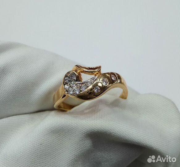 Кольцо с синтетическим камнем Золото