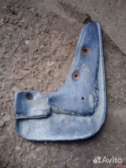 Брызговик передний левый Mitsubishi Carisma