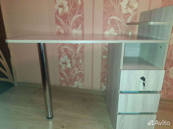 Маникюрный стол