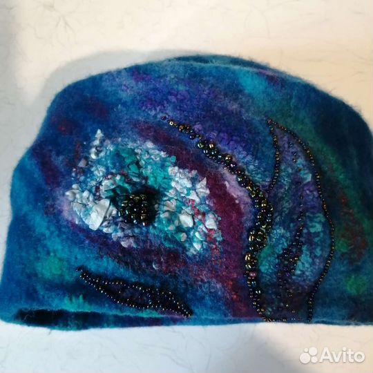 Шапка женская и броши валяная из шерсти