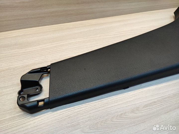 Обшивка средней стойки левая LADA X-Ray Cross