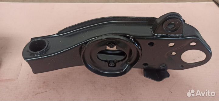 Рычаг нижний Mitsubishi L200 MB109513 MB109512