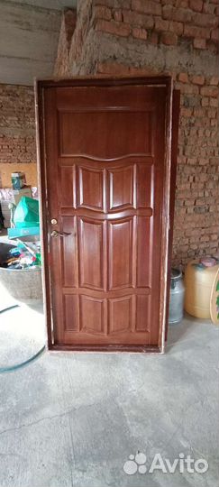 Дверь входная деревянная с коробкой