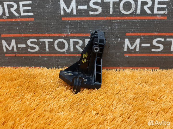 Крепление радиатора правое Mercedes-Benz C-Class