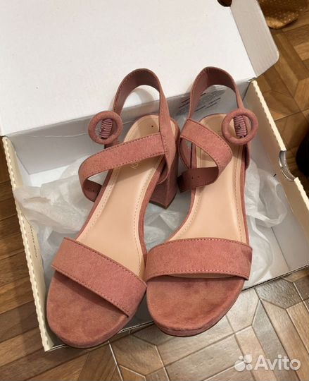 Босоножки женские розовые на каблуке