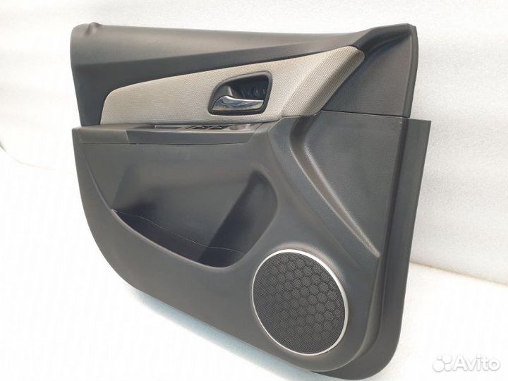 Обшивка двери передняя левая Chevrolet Cruze 1.6