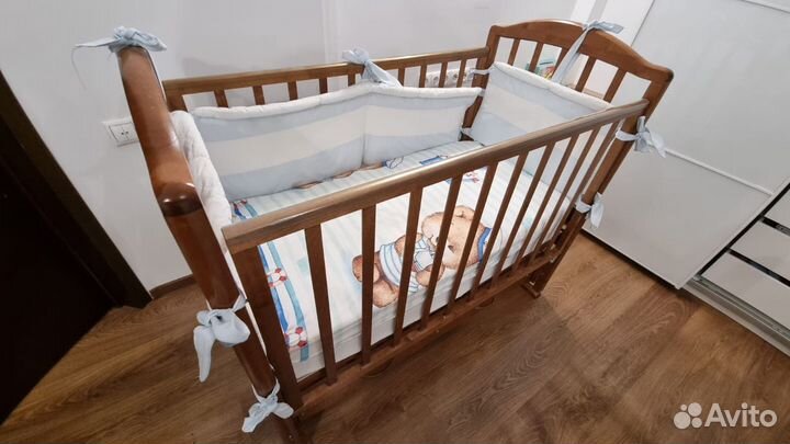 Детская кроватка с маятником, матрасом и бортиками