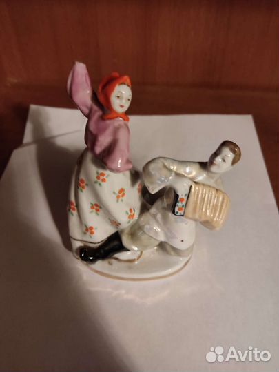 Статуэтка фарфор. Гармонист и плясунья