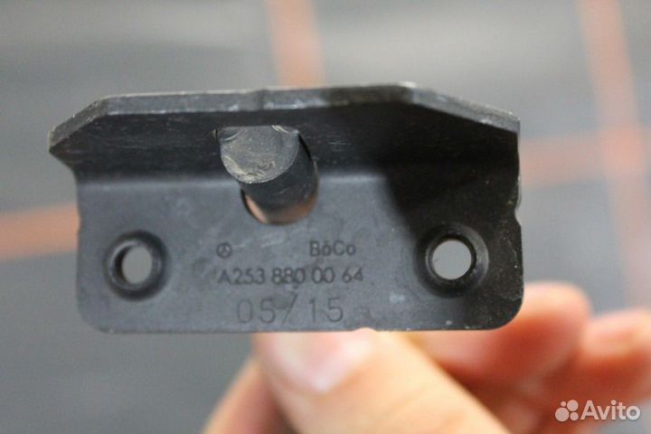 Крюк безопасности капота -Mercedes-Benz GLC X253