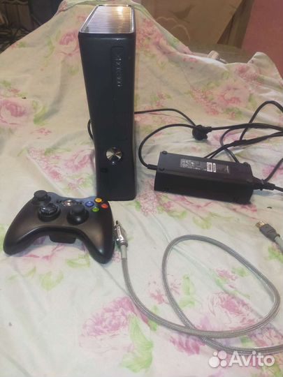 Xbox 360s, в отличном состоянии много игр